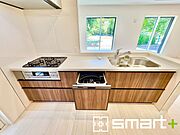 ～食器洗浄機を標準装備～ ・キッチンにはビルトインタイプの食器洗浄機を標準装備。 ・家事にかける時間を削減でき、「自分時間」を増やすことができる嬉しいアイテムです。 