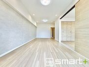 ～家族団らんにピッタリの広々リビング～ ・日当り良好のＬＤＫは隣接する洋室を開放すると18帖超の広々とした空間になります。 ・明るい空間でくつろぎのお時間をお過ごしいただけます。