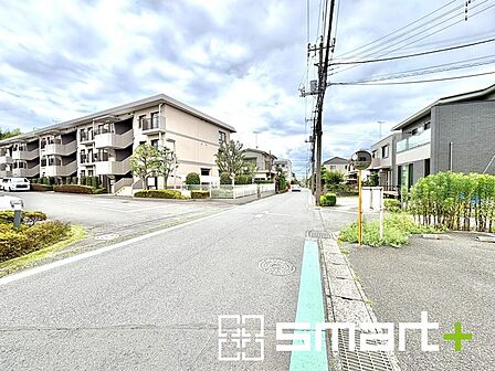 ~閑静な住宅街の立地~ ・周辺は閑静な住宅街となっておりますので、静かな暮らしをご実現いただけます。 ・前面道路の交通量も多くないので、小さなお子様がいるご家庭でもご安心ですね。