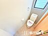トイレ：～ウォシュレット付トイレ～ ・窓があるので使用後や掃除の際には換気もしやすく快適ですね。 ・温水洗浄機能付きに新品交換済みです。 