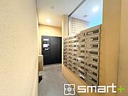 ～不在時も便利な宅配ボックス～ ・マンションエントランスに共用の宅配ボックスをご用意。 ・ネット注文も増えている中、不在時などにもお荷物の受取が可能です。 