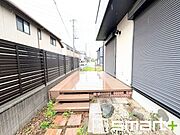 ～ウッドデッキを標準装備～ ・お庭にはウッドデッキを採用する事で見た目にも魅力的なお住まいになっております。 ・休日は陽当りの良いウッドデッキに座って安らぎのお時間をお過ごしいただけます。 