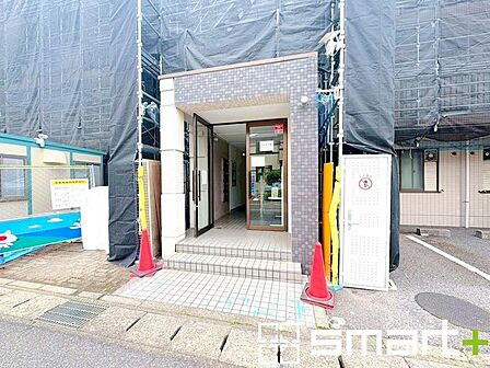 ~管理の行き届いたエントランス~ ・お住まいの「顔」でもあるエントランス。管理会社の方でしっかりと管理されております。 ・ぜひ現地でご体感くださいませ。
