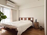 南向きの柔らかな光が朝の目覚めを彩る主寝室