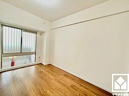 窓付きで使いやすい約5帖の洋室