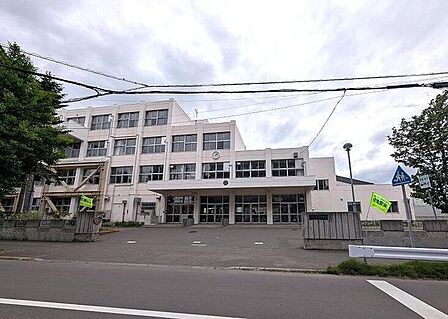 札幌市立八軒西小学校 1270m