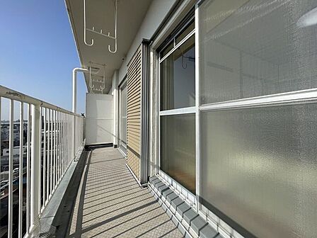 ◇バルコニー◇南側に面したバルコニーですので1日を通して明るいです。陽の光がたっぷりと降り注ぎますのでお洗濯物もよく乾きそうですね。日中の最も洗濯物干しに適した時間帯を最大限に活用できます。