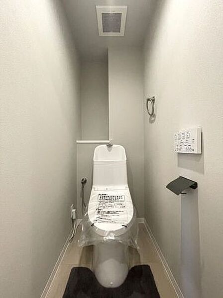 ◇トイレ◇清潔感溢れ、居心地よく落ち着ける空間となっています。グリーンをプラスしてさらに清潔感をアップするのもオススメです。空気がきれいに感じられ、おしゃれ度もアップしますね。