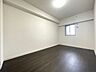 寝室：◇洋室◇主寝室に最適なこちらのお部屋はベッドだけでなく、テレビやタンス、ドレッサーなども置いていただけます。1日の多くの時間を過ごす空間は快適でありたいですね。