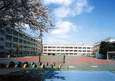小学校まで徒歩6分♪あんしんの子育て環境♪いつでもお子様を近くに感じられる距離感がうれしいですね♪