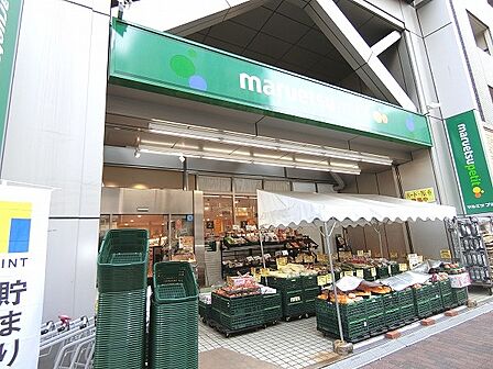 確かな品揃えで地元を支えるスーパーです。