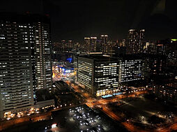 窓からの夜景です。豊洲のビル群が望めます。