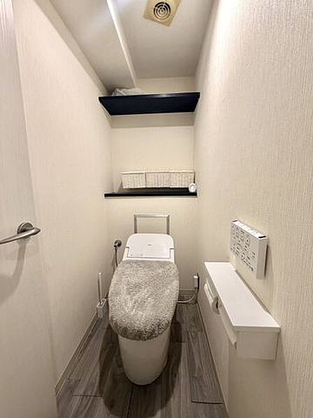 タッチレス仕様で衛生的な自動開閉付きトイレ