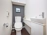 洗面：トイレ内に独立した手洗いカウンターを設置。ペーパーホルダーやタオル掛けも備わっています。