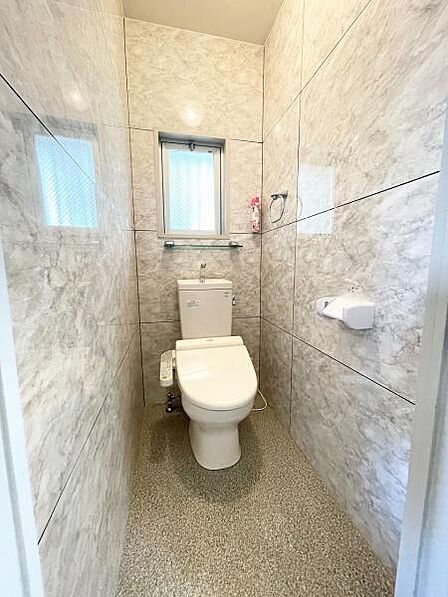 小窓付きのシンプルで使いやすいトイレです♪