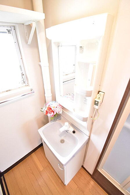 たっぷり収納の上質な洗面化粧台は、朝の支度がはかどりますね♪