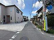 交通量の少ない住宅街に位置し、落ち着いた住環境が魅力の前面道路。見通しが良く、車の出し入れもしやすい道路幅です。周辺は戸建てが建ち並ぶ穏やかな街並みで、子育て世帯にも安心のロケーションです。