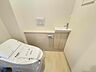 トイレ：手洗いカウンター付きのトイレを採用。温水洗浄便座を備え、清潔感のある空間です。収納スペースもあり、日用品をすっきり整理できます。