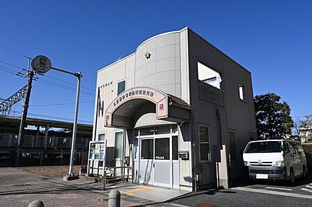 新白岡駅前交番★新白岡駅出口、目の前に位置★24時間体制で地域の安全を守っており、主婦の方々にとっても安心できる存在です。担当区域は新白岡1丁目~9丁目など広範囲にわたり、地域の暮らしをサポー…