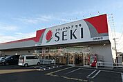 ドラッグストアセキ 白岡西店★年中無休で営業★駐車場は28台分完備しており、車での来店にも便利です。店内では、医薬品や日用品、食品など幅広い商品を取り扱っています。 560m
