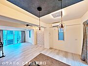 LDK全体が見渡せる開放的な眺め。天井のアクセントとペンダントライトが空間を引き締め、広い窓から光が広がる明るい住空間です。家具配置もしやすく快適に暮らせます。