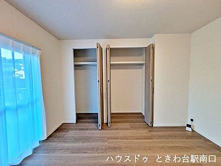 リビングには便利なクローゼットを2ヶ所設置。衣類から日用品までたっぷりと収納でき、お部屋をいつでも広々と使えます。