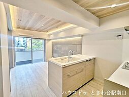 キッチンからリビング、そしてバルコニーまで視線が抜ける開放的な間取りです。作業中もご家族との会話が弾む、対面式のセパレートキッチンを採用しています。
