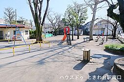 水久保公園滑り台、ブランコ、鉄棒など遊具が揃う広々とした公園。子どもたちが思いっきり走って遊べる場所です。水飲み場やトイレもあるので子供の見守りも安心してできます。 300m