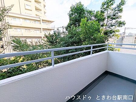自然溢れる街並みを望む、陽当たりの良いバルコニーです。周辺の豊かな緑が、日々の暮らしに穏やかなひとときを演出します。