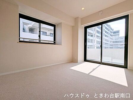 二面採光で明るい日差しが差し込む、開放感のあるお部屋です。質感の良い絨毯を採用し、静かで落ち着いた環境を提供します。リノベーションにより清潔感のある内装に仕上がっています。