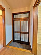 趣のある引き戸タイプの玄関が、住まう人を優しく迎え入れる落ち着いた空間です。