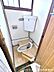 トイレ：窓からの光が差し込むトイレは、明るく清潔な印象です。室内全体がリフォームされており、手入れの行き届いた空間が広がります。高台に位置する物件ならではの、落ち着いた住環境で生活を始められます。