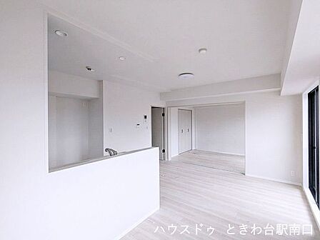 引き戸の開閉によって隣接する洋室と一体的にも使えるリビングダイニング。白を基調とした洗練された空間が開放感を演出します。