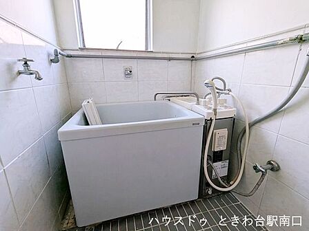 清潔感のあるバスルームです。小窓があり、自然光が差し込む明るい空間で、日々の疲れをリフレッシュしていただけます。