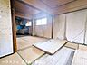 和室：居室とキッチンの動線がスムーズで、家事効率の良い配置です。窓が多く、お住まい全体に光と風が行き渡る設計になっています。