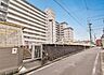 外観：青空に美しく映える白を基調とした地上10階建ての佇まい。陽当たりと風通しに恵まれた、心地よい暮らしが期待できます。