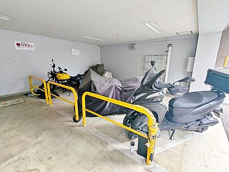 雨に濡れにくい屋根付きの駐輪スペースを完備。ラック式で整理されており、日常使いに便利です。