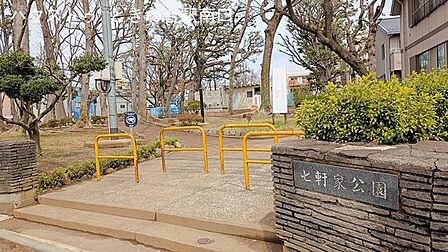 七軒屋公園緑豊かな『七軒家公園』まで徒歩圏内。木陰が心地よい園内は、ちょっとしたお散歩やお子さまの遊び場にもぴったり。静かな時間を過ごしたい日にもおすすめの癒しスポットです。 160m