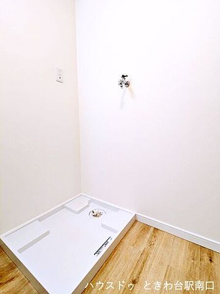 専用の洗濯機パンをしっかりと配置。上部や周辺の壁面スペースを活用してラックなどを設置すれば、洗剤やタオルの収納も便利に行えます。