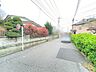 外観：前面道路を含む現地写真 