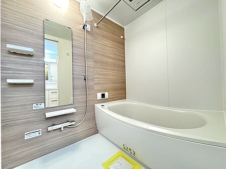 木目調の温かみが心地よい、日々の疲れをゆったりと癒やす落ち着いた空間。