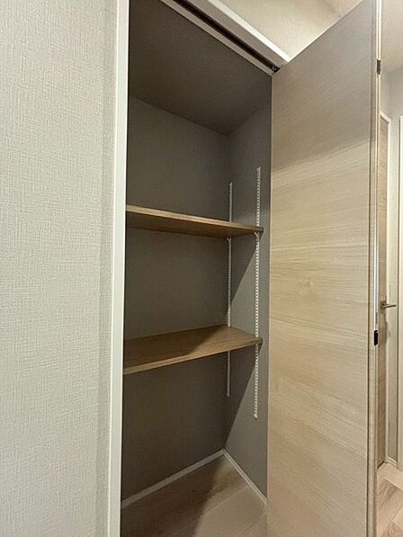 無駄を削ぎ落としたシンプルな設計が、日々の暮らしに心地よい整頓とゆとりをもたらします。