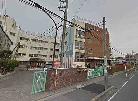 戸田市立新曽小学校(790m)