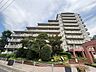 外観：豊かな植栽が街並みに馴染み、穏やかな時間が流れる落ち着いた佇まいの住まい。
