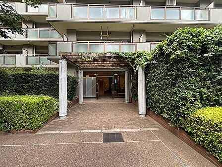 豊かな緑に囲まれ、日々の帰宅を穏やかな気持ちで迎えてくれる落ち着いた佇まいのアプローチです。