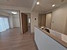 リビング/ダイニング：木目の温もりが心地よい空間は、繋がりを感じながらもそれぞれの時間を穏やかに過ごせる心地よい佇まいです。