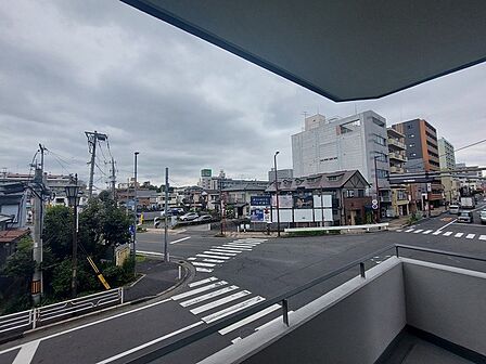 空が大きく広がる開放的な眺望が、毎日の暮らしに心地よいゆとりをもたらします。