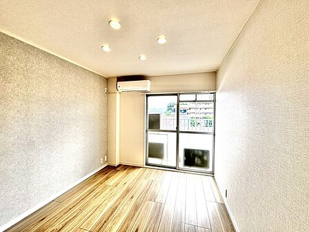 柔らかな色合いのクロスと木目が調和する、心地よい静けさに満ちたプライベート空間。