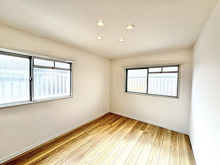 柔らかな木目が心地よい空間を生み出す、心落ち着く穏やかな時間が流れる場所