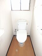 ※温水洗浄便座は残置物ですが付いています
